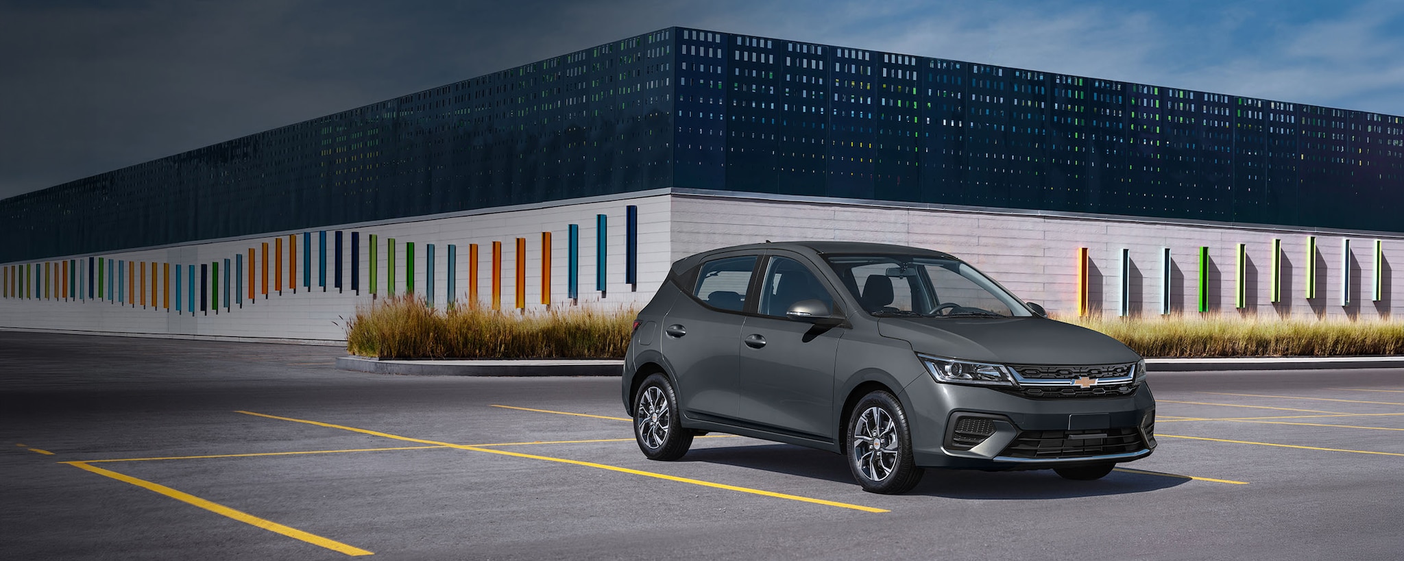 Nuevo sedán Chevrolet Aveo Hatchback 2026 con smartphone integration y pantalla de 8 pulgadas